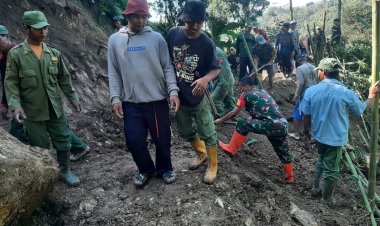 Babinsa Koramil 2204/Cikidang Bersama Warga Gelar Karya Bakti Perbaiki Jalan Pasca Bencana