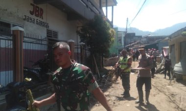 Babinsa Koramil 2208/Nyalindung Laksanakan Karbak Pembersihan Sampah Pasca Banjir