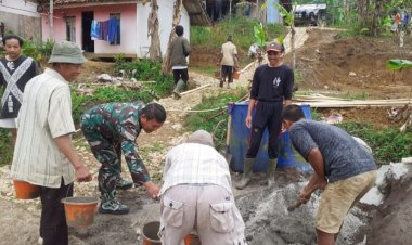 BABINSA KORAMIL 2211/SAGARANTEN LAKSANAKAN BAKTI PENGECORAN JALAN BERSAMA WARGA