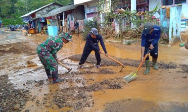 Babinsa Koramil 2215/Ciemas Bantu Warga Terdampak Banjir di Desa Ciemas