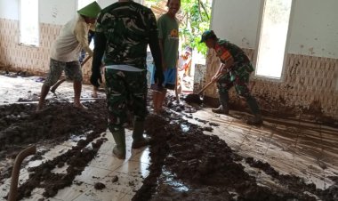 Babinsa Koramil 2202/Palabuhanratu dan Warga Bersama-Sama Laksanakan karya Bakti Pembersihan Masjid Pasca Banjir
