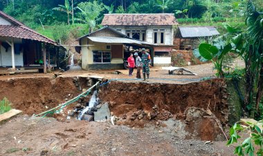 Babinsa Koramil 2209/Lengkong Monitoring Jembatan Terputus di Desa Cilangkap