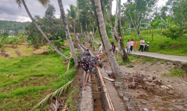 BABINSA KORAMIL 2201/CISOLOK GELAR KARYA BAKTI PERBAIKI IRIGASI PASCA BANJIR