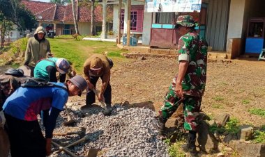 Babinsa Koramil 2214/Surade Laksanakan Karya Bhakti Bersama Masyarakat