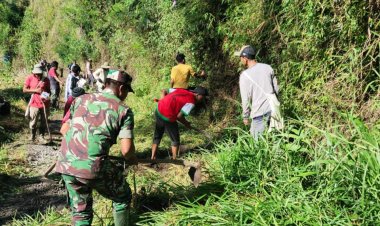 Baninsa Koramil 2212/Tegalbuleud Bersama Warga Gelar Karya Bhakti Pembersihan Jalan
