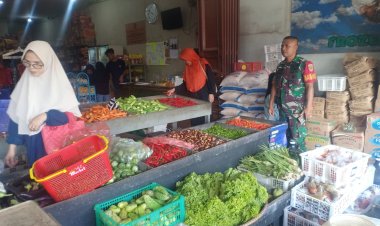 Babinsa Koramil 2205/Kalapanunggal Laksanakan Pengecekan Harga Sembako