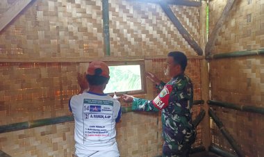 Babinsa Koramil 2206/Parakansalak Bersama Pramuka Sakawirakartika Gelar Bhakti Sosial Perbaikan Rumah Warga