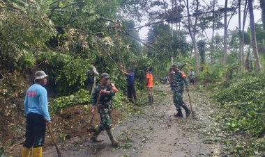 Babinsa Koramil 2211/Sagaranten Bersama Warga Laksanakan Bakti Pembersihan Longsoran Tanah