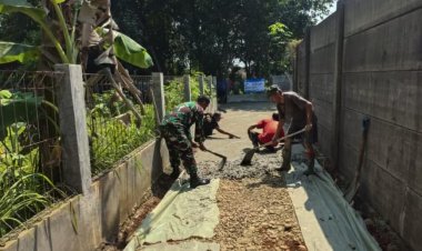 BABINSA KORAMIL 2212/TEGALBULEUD BERSAMA WARGA MELAKSANAKAN KARYA BHAKTI PERBAIKAN JALAN