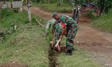 Babinsa Koramil 2205/Kalapanunggal Laksanakan Bhakti Pembersihan Jalan di Desa Cihamerang