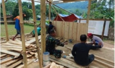 Babinsa Koramil 2207/Jampang Tengah Bersama Warga Gotong Royong Bangun Mushola