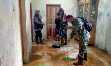 Danramil 2201/Cisolok, Bersama Forkopimcam dan Masyarakat Bersihkan Dampak Banjir di Kp. Pajagan