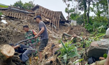 Bencana Alam Tanah Longsor di Kecamatan Cisolok, Kabupaten Sukabumi – Batuud Koramil 2201/Cisolok Turun ke Lokasi