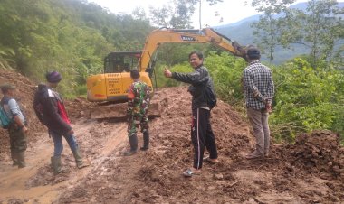 Babinsa Koramil 2201/Cisolok Bersama Warga Gelar Karya Bakti Perbaikan Jalan Pascahujan Lebat