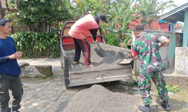 Babinsa Koramil 2206/Parakansalak Gelar Karya Bakti Perbaikan Jalan di Desa Sukakersa