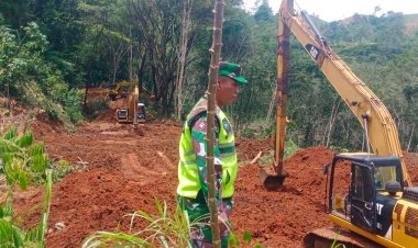 Babinsa Koramil 2209/Lengkong Evakuasi Dan Keruk Jalan Raya Kiara 2