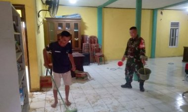 BABINSA KORAMIL 2202/PALABUHAN RATU LAKSANAKAN BAKTI PEMBERSIHAN KANTOR DESA SANGRAWAYANG