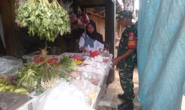 Babinsa Koramil 2208/Nyalindung Laksanakan Monitoring Harga Sembako di Pasar Kecamatan Nyalindung
