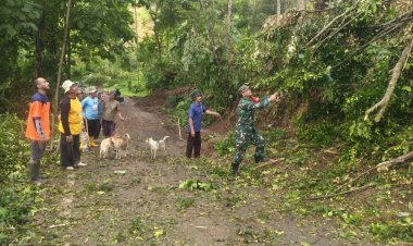 BABINSA KORAMIL 2211/SAGARANTEN BERSAMA WARGA BERSIHKAN LONGSORAN TANAH DI KAMPUNG CIGULUSUR