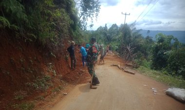 Babinsa Koramil 2204/Cikidang Bersama Warga Gotong Royong Perlebar Jalan