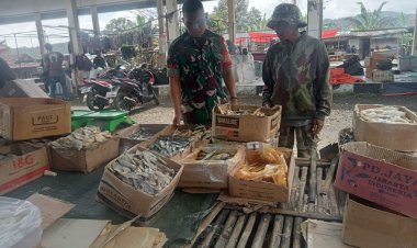 Babinsa Koramil 2204/Cikidang Laksanakan Pemantauan Harga Sembako di Pasar Desa Cicareuh