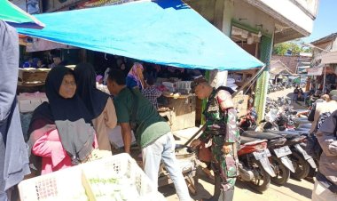 Babinsa Koramil 2207/Jampang Tengah Laksanakan Pengecekan Harga Sembako di Pasar Purabaya