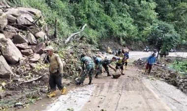 Babinsa Koramil 2215/Ciemas Laksanakan Bhakti Pembersihan Jalan Akibat Longsor