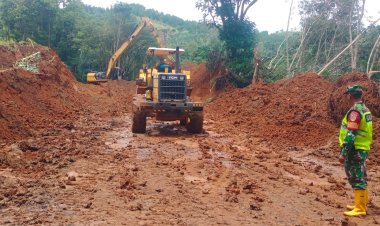 BABINSA KORAMIL 2209/LENGKONG MONITORING PEMBUKAAN AKSES JALAN YANG TERTIMBUN LONGSOR