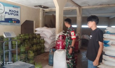 Babinsa Koramil 2208/Nyalindung Monitoring Harga Sembako di Pasar Kecamatan Nyalindung