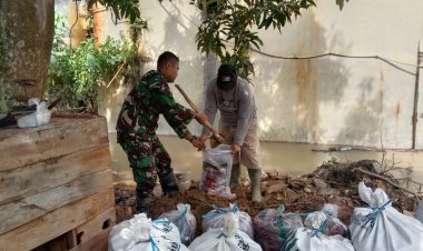 Babinsa Cikahuripan Bersama Warga Gotong Royong Bersihkan Material Banjir dan Bangun Tanggul Sementara