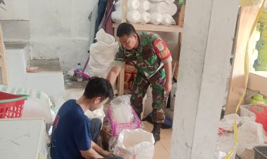 Babinsa Koramil 2206/Parakansalak Lakukan Pengecekan Harga Sembako di Desa Sukakersa