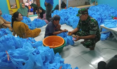 Babinsa Koramil 2215/Ciemas Monitoring Pembagian Takjil Gratis oleh Dapur Sehat