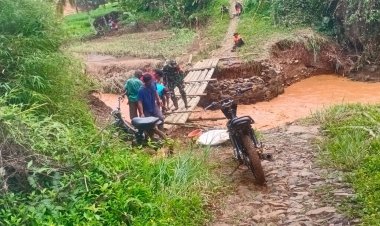 Babinsa Koramil 2209/Lengkong Bersama Warga Perbaiki Jembatan Penghubung Sementara