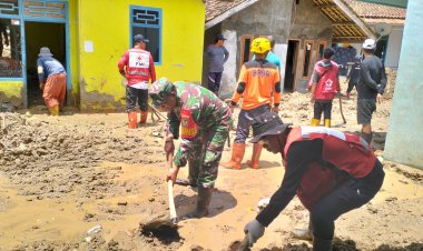 Babinsa Koramil 2202/Palabuhanratu Bersama BPBD dan PMI Laksanakan Bakti Pembersihan Pasca Banjir