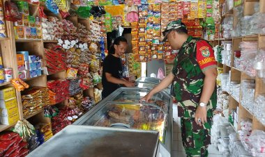 Babinsa Koramil 2208/Nyalindung Monitoring Harga Sembako di Pasar Kecamatan Nyalindung