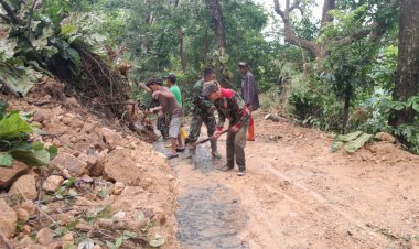 Babinsa Koramil 2201/Cisolok Bersama Warga Gotong Royong Bersihkan Jalan Tertutup Longsor