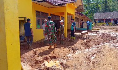 DANRAMIL 2215/CIEMAS PIMPIN AKSI BHAKTI SOSIAL PEMBERSIHAN LUMPUR PASCA BANJIR