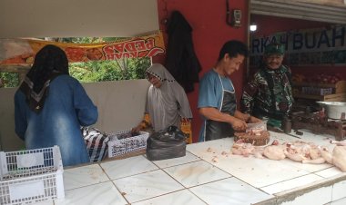 Babinsa Koramil 2206/Parakansalak Lakukan Pengecekan Harga Sembako di Desa Bojongasih