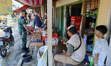 Babinsa Koramil 2213/Jampangkulon Laksanakan Pemantauan Harga Sembako di Pasar Situhiang