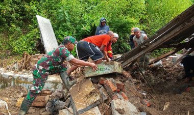 BABINSA KORAMIL 2202/PALABUHAN RATU BERSAMA WARGA LAKSANAKAN PEMBERSIHAN MATERIAL LONGSOR DI DESA CIDADAP
