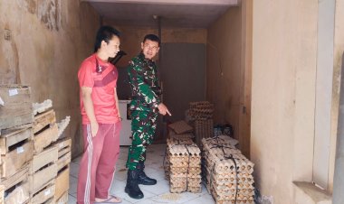 Babinsa Koramil 2208/Nyalindung Laksanakan Monitoring Harga Sembako di Pasar Kecamatan Nyalindung