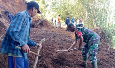 BABINSA DESA NANGKAKONENG BERSAMA WARGA GELAR KARYA BAKTI PELEBARAN JALAN