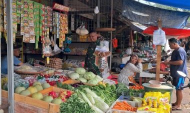 Babinsa Koramil 2207/Jampangtengah Laksanakan Pengecekan Harga Sembako di Pasar Tradisional