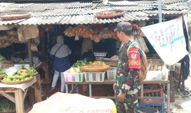 Babinsa Koramil 2201/Cisolok Pantau Harga Sembako di Pasar Cisolok