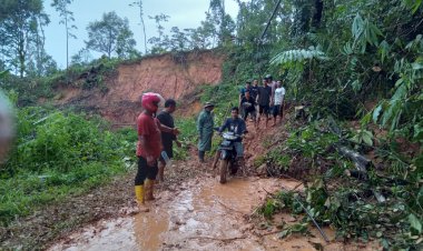 Babinsa Koramil 2215/Ciemas Bersama Warga Laksanakan Karya Bakti Pembersihan Jalan Akibat Longsor