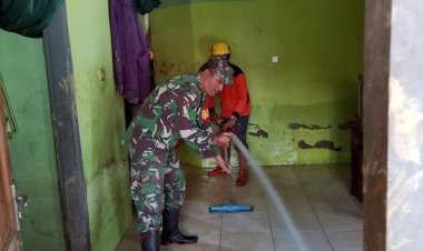 Babinsa Koramil 2202/Palabuhanratu Gelar Bakti Pembersihan Pascabanjir di Kampung Cikored