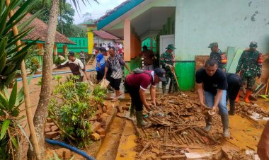DANRAMIL 2209/LENGKONG BERSAMA WARGA GELAR KARYA BAKTI PASCA BANJIR DI SDN BOJONGTUGU