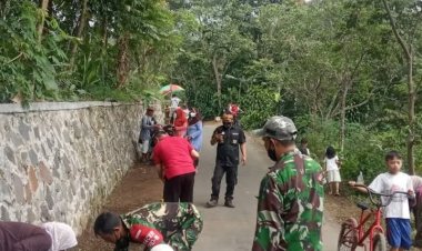 Babinsa Koramil 2201/Cisolok Bersama Warga Laksanakan Karya Bakti