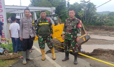 DANRAMIL 2202/PALABUHAN  RATU BERSAMA BABINSA DAN BHABINKAMTIBMAS EVAKUASI ALAT BERAT TERGELINCIR DI JEMBATAN BOJONGKOPO