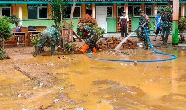 Danramil 2209/Lengkong Pimpin Pembersihan Lumpur di SD TGU Pasca Banjir dan Longsor